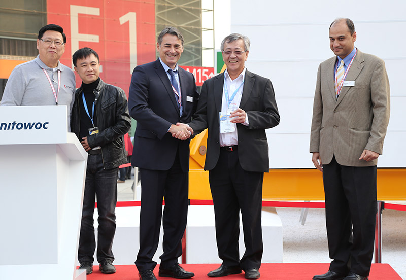 Celebrating Tiong Woon’s purchase of five Grove GMK6300L