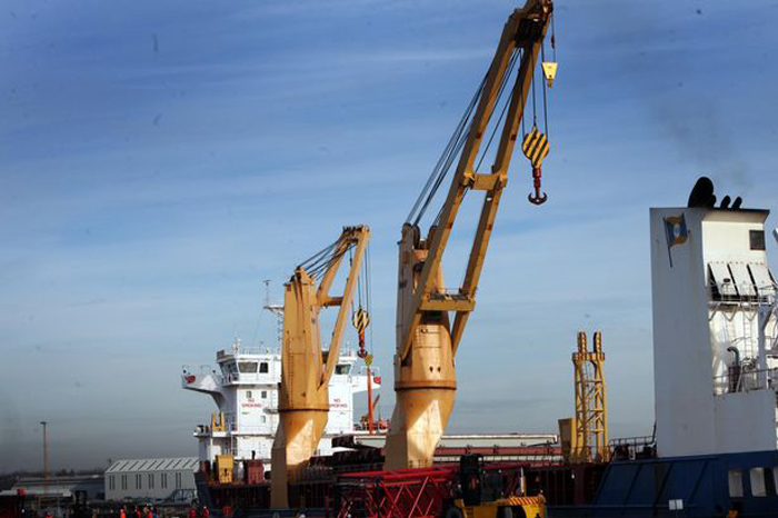 Sections of the Demag CC4800 crawler crane