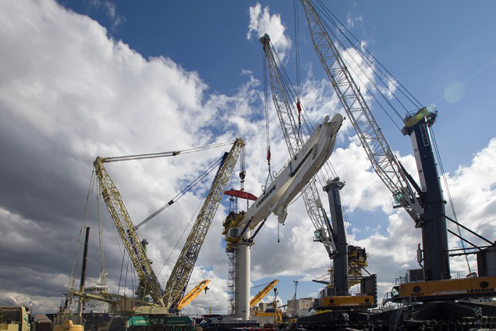 Spectacular lift of an Liebherr RL-K 7500