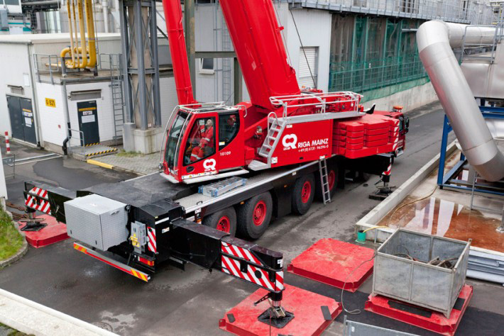 The Liebherr mobile crane LTM 1300-6.2 with VarioBase