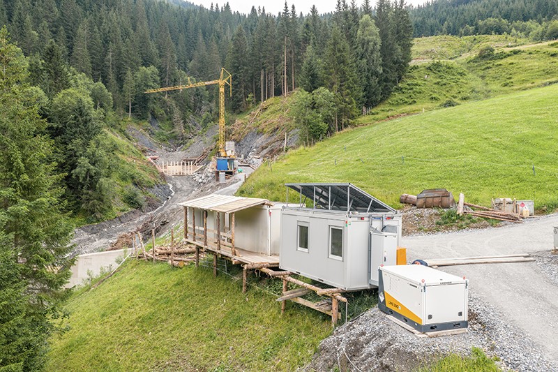 The LPO 100 energy storage systems provide a stable and reliable power supply without producing any CO₂ emissions on site and they also simplify logistics on the construction site.