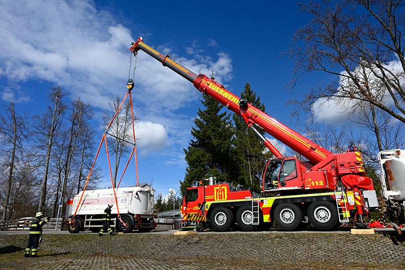 The recovery of heavy vehicles is part of the wide range of applications for fire service cranes (Photo: Munich Fire Service).