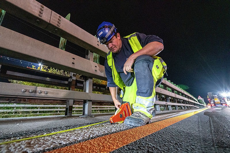 On the closed motorway, Jörg Hodel, project manager and owner of Hodel SHLK AG, precisely determines the crane positioning areas for the upcoming operation.