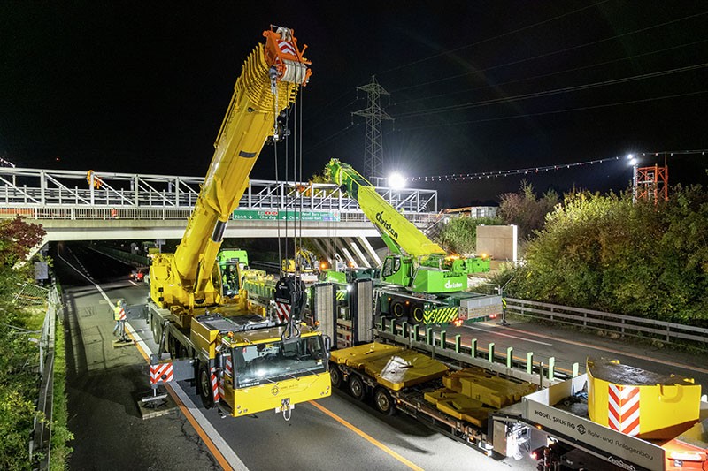 It took the well-coordinated teams just about an hour to set up the mobile cranes…