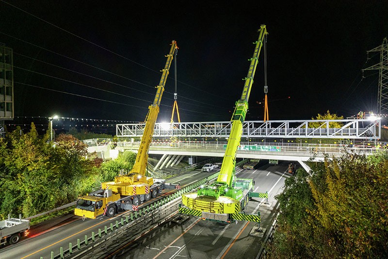 … after which the assembly of the pipe bridge went off without a hitch. Visible at the edge of each picture are the two power lines, which required the crane teams to exercise particular caution.