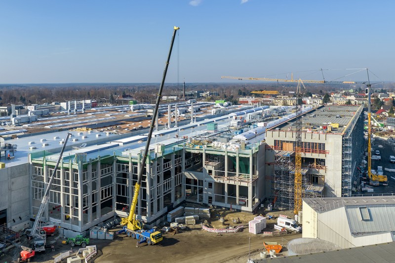 During the lengthy construction phase of Deutsche Bahn’s major project, numerous Liebherr cranes were deployed on the site in Cottbus. In addition to LTM mobile cranes and MK mobile construction cranes, Liebherr’s rapid-deployment as well as top-slewing cranes were also used.