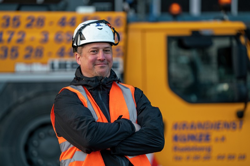 Satisfied with his mobile construction crane: operator Maik Kempe with the MK 140-5.1E.