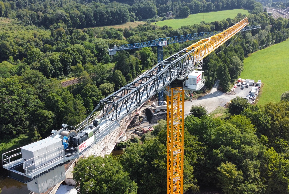 New cranes for probably the largest fleet of heavy-duty cranes in Germany. Since 2025, BKL has invested in Liebherr’s 1000 EC-H construction cranes, as well as in several of the 800- and 1,100-tonne-metre cranes from the BKL System Sáez unveiled at Bauma – including the TLS 800 deployed here, which is recognisable by its striking, extra-strong boom.<br>IMAGE SOURCE: Albert Weil AG