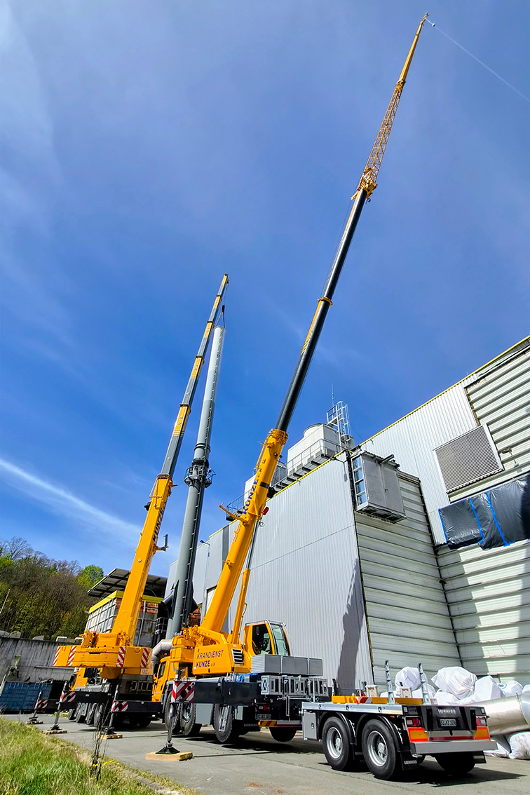 Working together on site: alongside an LTM 1120‑4.1, the LTM 1055‑3.3 dismantles a chimney at Dresden’s former waste‑to‑energy plant.
