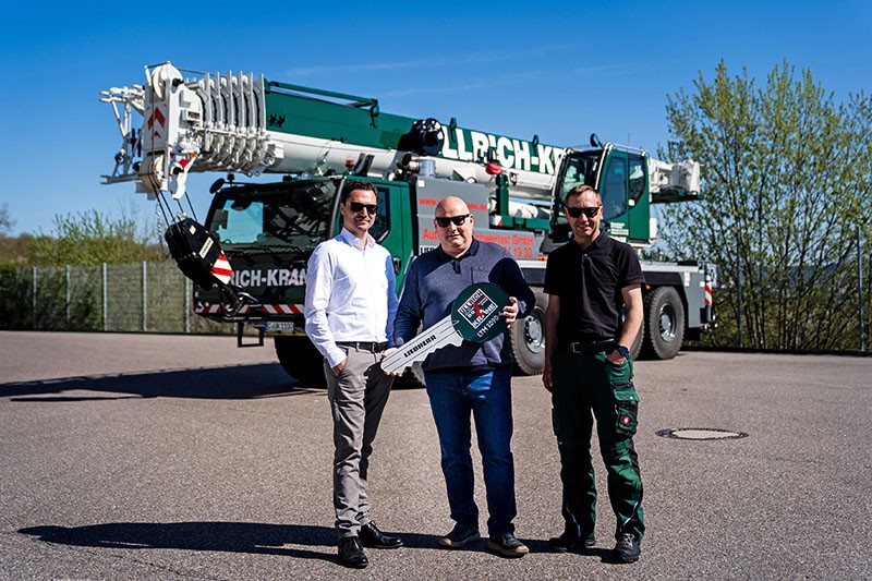 Radiant skies during the handover of the new LTM 1090-4.2 to Ullrich Cranes (from left to right): Sven Bahms (Liebherr), Holger Ludewig and Marco Kluge (both Ullrich Cranes).