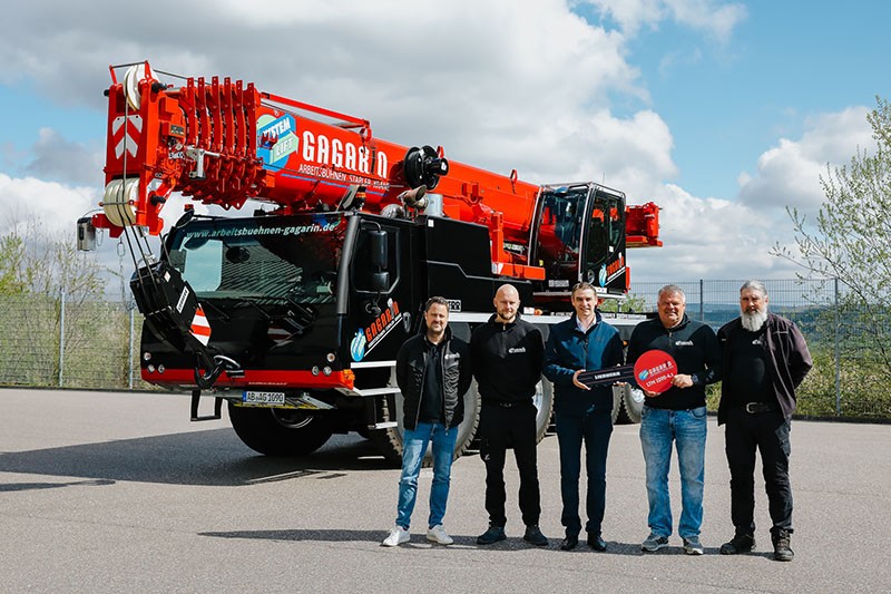 Crane handover at Arbeitsbühnen Gagarin GmbH in Ehingen (from left to right): Florian Schebler, Benjamin Ritter, Florian Maier (Liebherr-Werk Ehingen GmbH), Alex Gagarin, Thomas Bürkle.