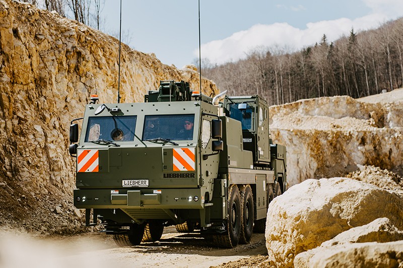 The robust all-wheel drive chassis of the MLTB 1025-4.1 moves safely in challenging terrain and assists with the recovery and towing of wheeled and chained vehicles off-road.