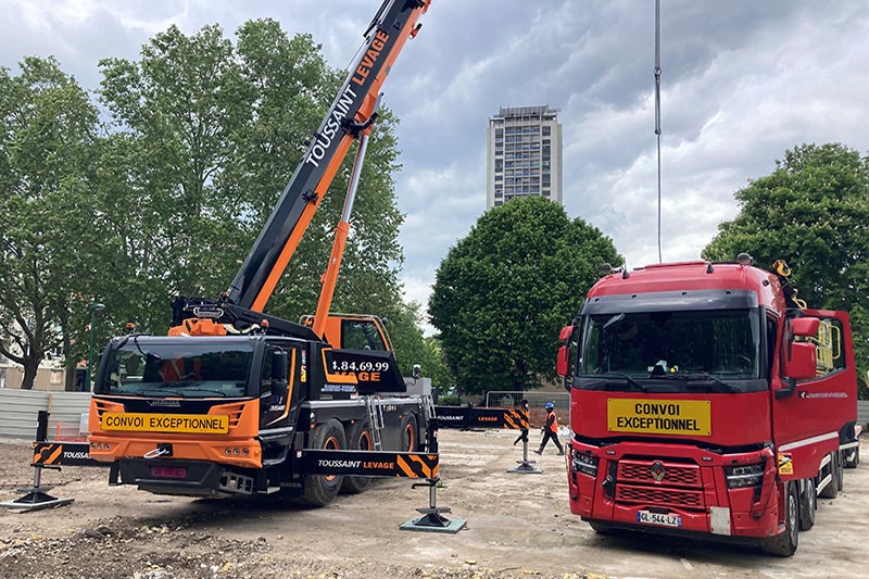Les Transports Toussaint’s new LTM 1055-3.3 has completed its first job in the Greater Paris area.