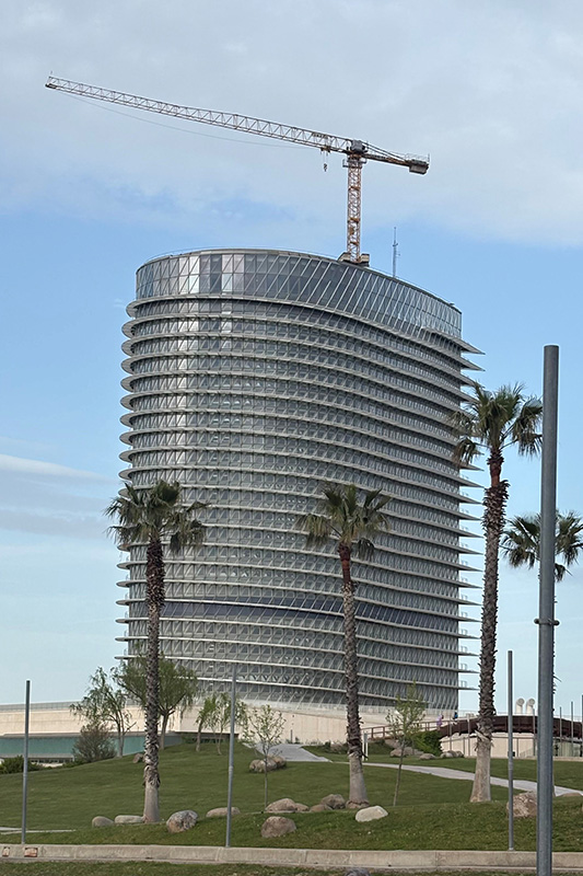 A Liebherr 110 EC-B crane from Grúas Cerezo is being used in the renovation of the iconic Torre del Agua in Zaragoza. The ‘water tower’ is being refurbished and extended with a 360° viewing platform.