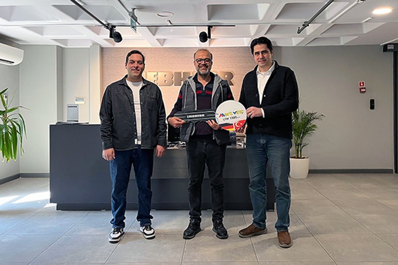Handover of the new LTM 1300-6.4 to Mert Vinç (from left to right): Oğuzhan Akkoç (Liebherr), Mehmet Eşref Zevzir (Mert Vinç), Ceyhun Hazneci (Liebherr)