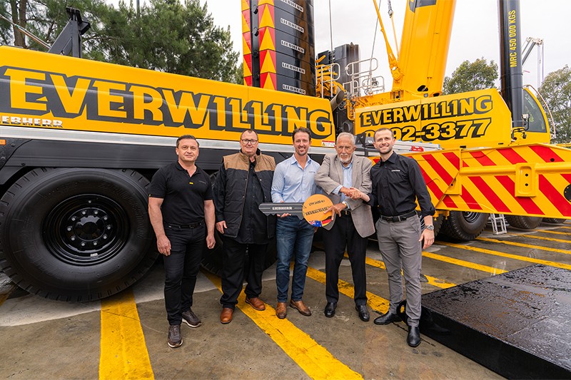 At the handover of the new LTM 1400-6.1 (from left to right): Tom Borovina (Liebherr-Australia), Vaughn Collings, Steve Allen, Gordon Henderson (Everwilling Group) and Hans Joerg Nothacker (Liebherr-Australia).