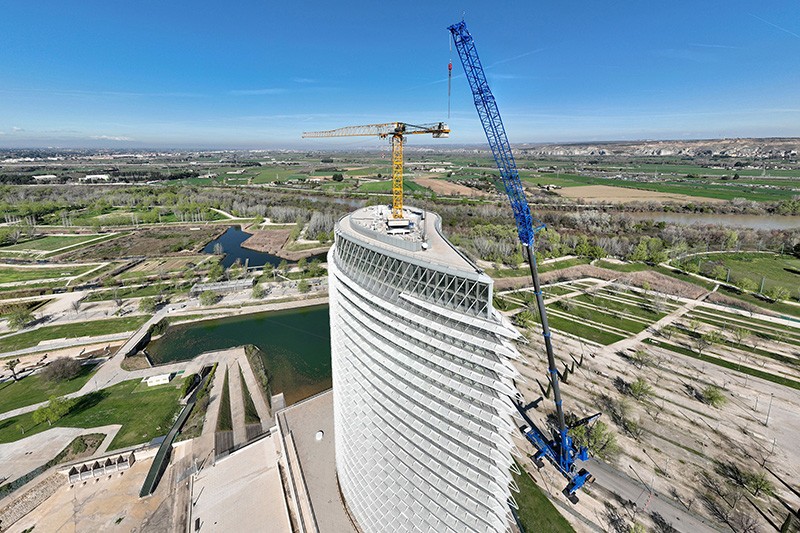 The new Liebherr LTM 1650-8.1 mobile crane from Grúas El Portillo was used for the first time during the assembly of the Liebherr 110 EC-B tower crane from Grúas Cerezo.