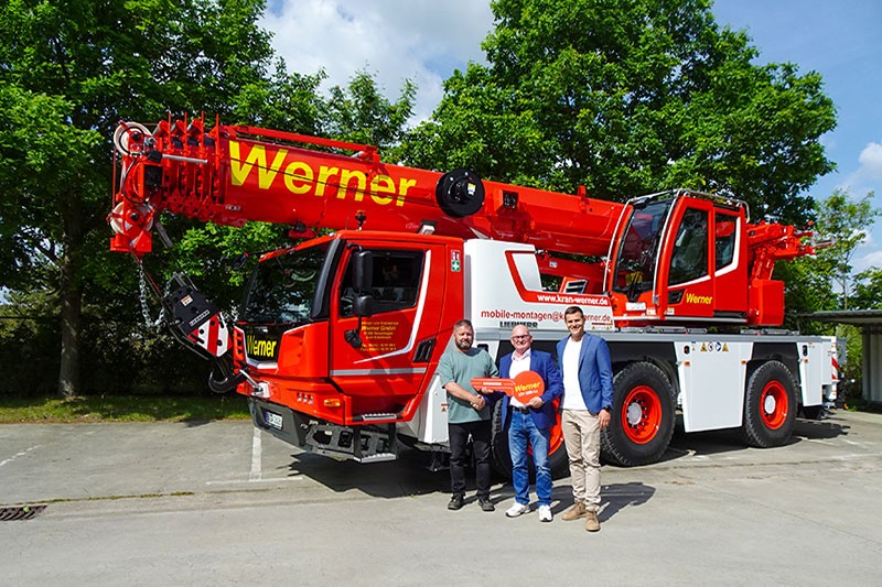Crane handover in Alt Bork (from left to right): Detlef Werner (Montage- und Kranservice Werner GmbH), Andreas Bettels, Florian Flöß (both Liebherr-Werk Ehingen GmbH).