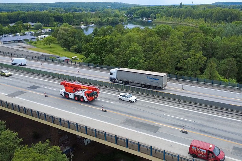 No permit required: The LTM 1055-3.3 crosses the Rüdersdorf Bridge with a nine-tonne axle load.