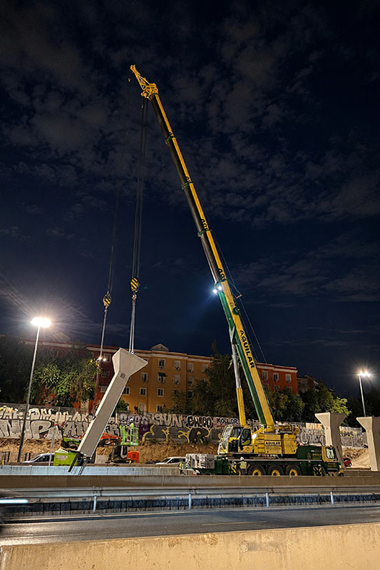 An LTM 1095-5.1 erects 25-tonne piers.