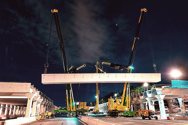 The Liebherr LTM 1650-8.1 and LTM 1750-9.1 mobile cranes were responsible for lifting and positioning girders weighing up to 184 tonnes, one of the most complex tasks of the project.