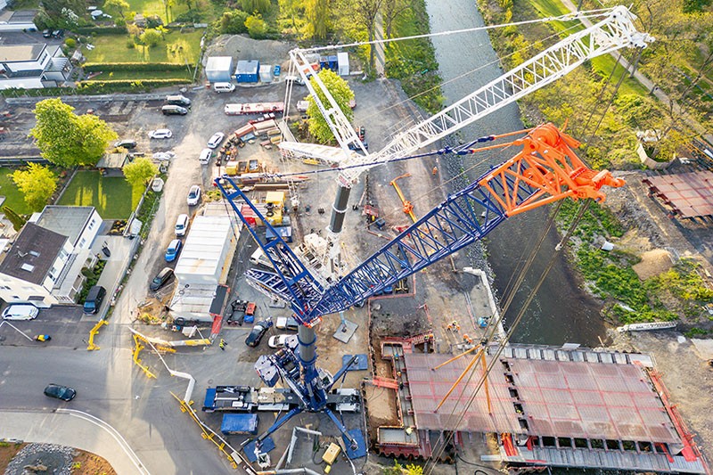 Precision work: The LTM 1750-9.1 cranes had to be set up in a very confined space and then carry out their assembly tasks with great precision.