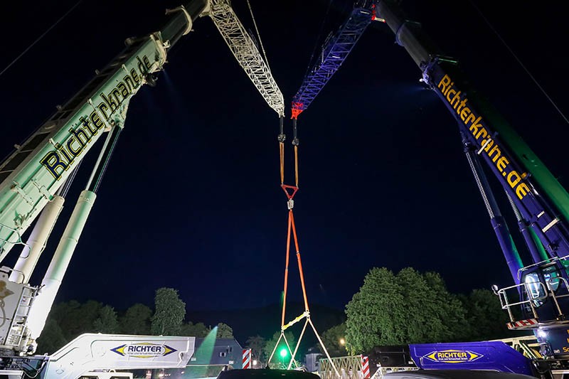A challenge for the crane operators: a triangular spreader ensured that the load was distributed evenly between both cranes.