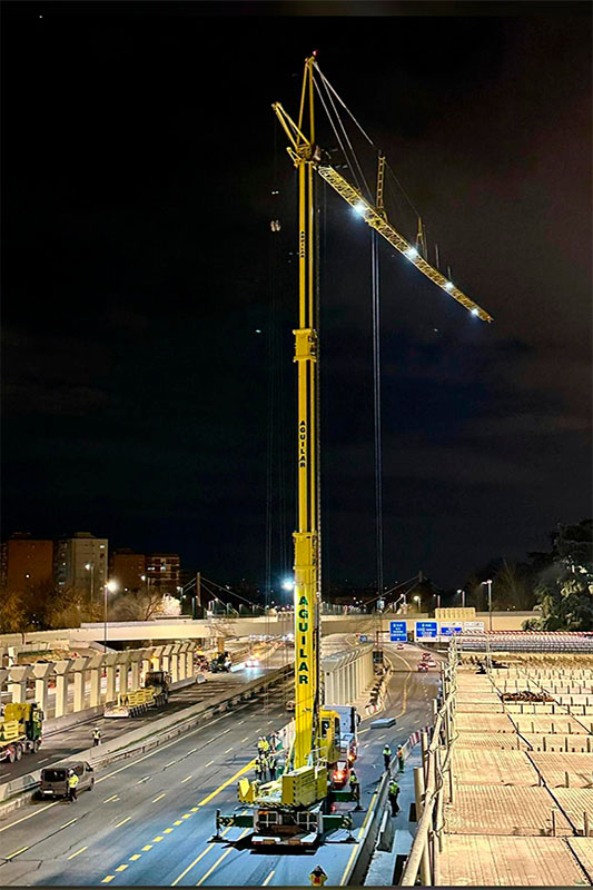 The Liebherr MK 140-5.1 mobile construction crane lays the floor slabs.