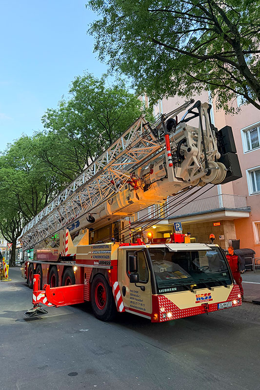 The MK 140-5.1E’s first job is a challenging one: trees in Düsseldorf city center leave very little space.