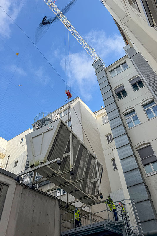 Efficient industrial cooling: The MK 140-5.1E lifts a 3.2-tonne chiller into the courtyard of the Steigenberger Parkhotel.