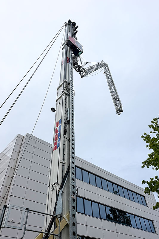 Unfolded at the touch of a button: The boom assembly on Liebherr MK cranes is automatic.