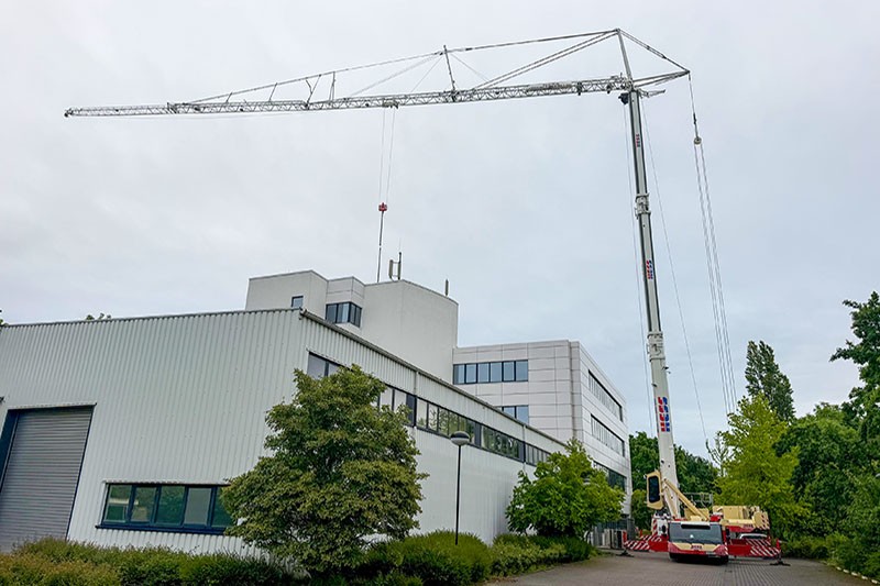 No need to reposition on site: the MK 140-5.1 can reach all working positions from a single location during the dismantling of the antenna.