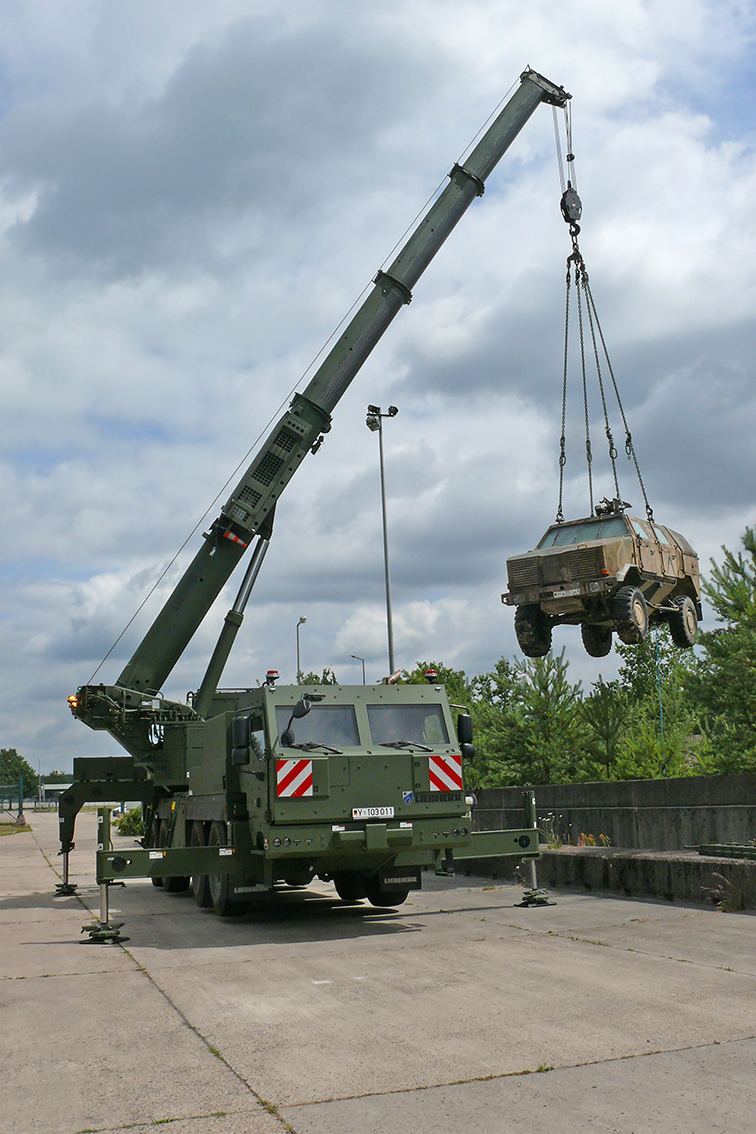 The MLTB 1025-4.1’s outriggers provide high stability for a secure footing during recovery operations.