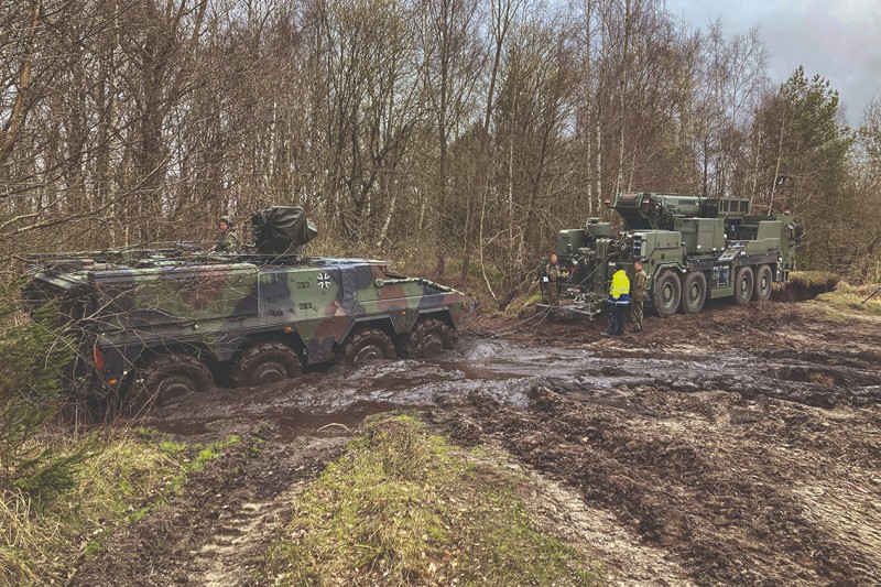 Equipped with two rear-mounted recovery winches, an undercarriage lift and extensive military equipment, the MLTB 1025-4.1 is designed for a variety of recovery methods.