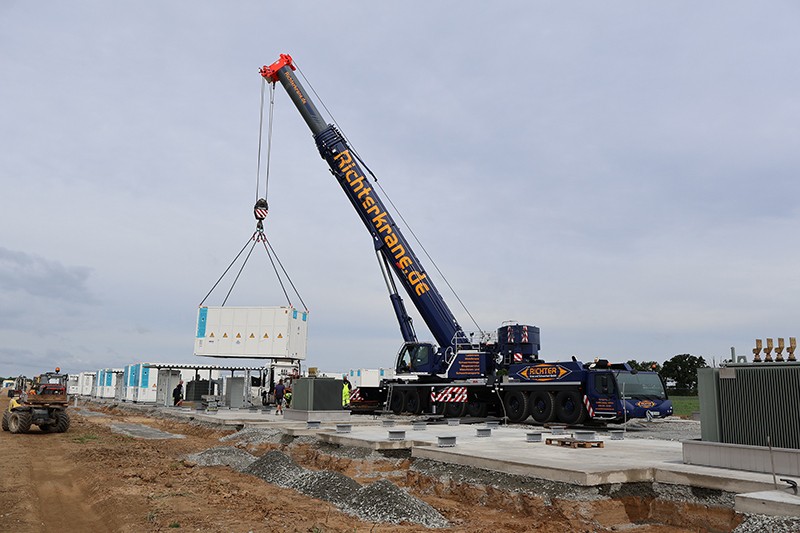The LTM 1450-8.1 lifts a 47-tonne battery storage unit for a solar park in Beilrode.