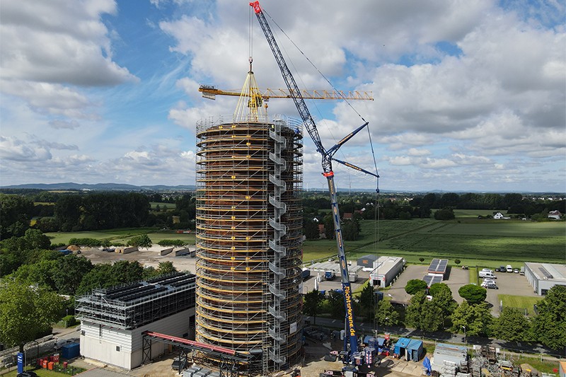 The LTM 1450-8.1 lifts a 47-tonne battery storage unit for a solar park in Beilrode.