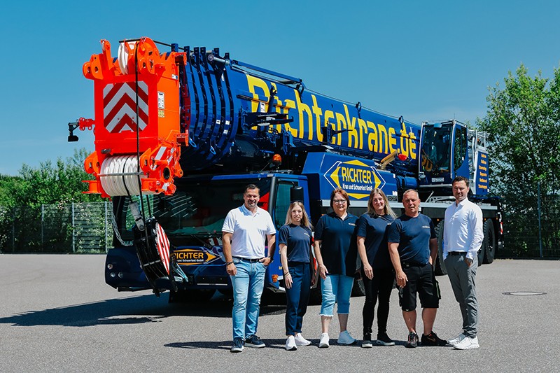Second Liebherr LTM 1450 8.1 for Richter Kran und Schwerlast GmbH (from left to right): Matthias Richter, Tina Mayer, Romy Wust, Lisa Pilz, Ronny Burde (all from Richter Kran und Schwerlast GmbH) and Sven Bahms (Liebherr-Werk Ehingen GmbH).
