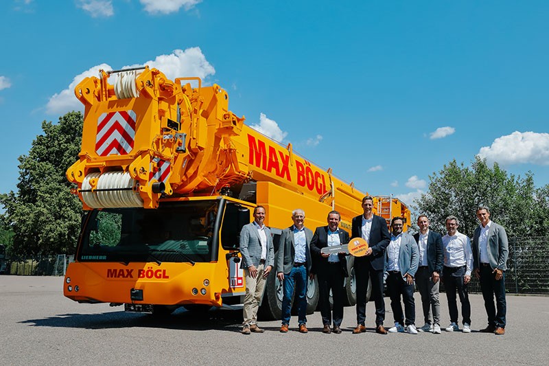 Crane handover in Ehingen (from left to right): Dieter Walz (Liebherr-Werk Ehingen GmbH), Udo Hiller (Head of Central Assembly, Max Bögl Wind AG), Christoph Kleiner (Liebherr-Werk Ehingen GmbH), Stefan Bögl (Chairman of the Board, Max Bögl Group), Christian Sturm (Max Bögl Transport & Equipment), Peter Schmid (Max Bögl Transport & Equipment), Samuel Krause (Team Leader, Product Management, Max Bögl Wind AG) and Florian Maier (Liebherr-Werk Ehingen GmbH).