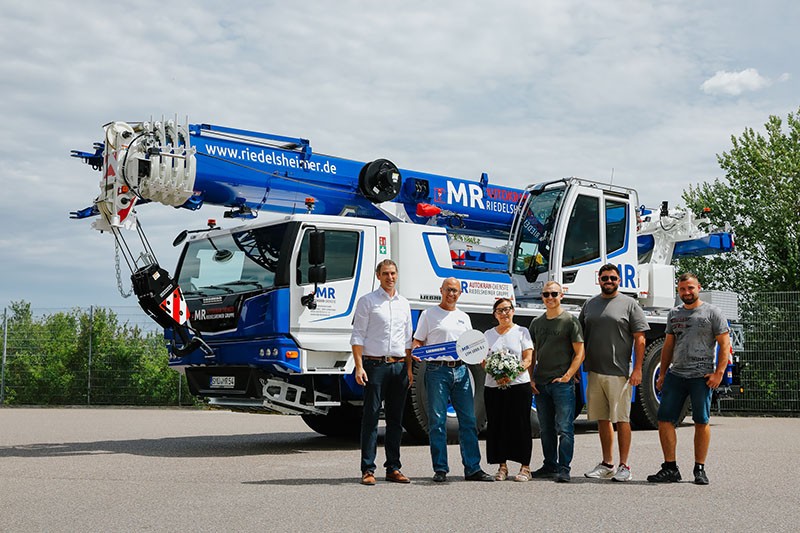 Crane handover in Ehingen (from left to right): Florian Maier (Liebherr-Werk Ehingen GmbH), Marcus Riedelsheimer, Elisabeth Riedelsheimer, Maximilian Riedelsheimer, Florian Locher, Ralf Gayer (all from Marcus Riedelsheimer GmbH)