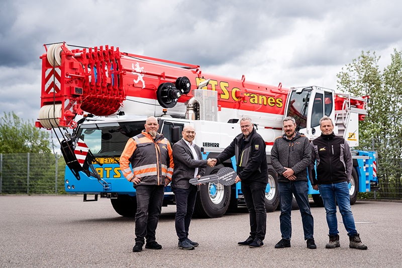 A real eye-catcher: painted in the colours of the Luxembourg flag, the LTM 1230-5.1 is ready for handover to the customer, ATS Cranes A.S. from Luxembourg. From left to right: Sebastian Hoff (ATS), Erich Schneider (Liebherr-Werk Ehingen GmbH), Frédéric Kleinhans (Managing Director), Anthony Houpert, Thomas Franzke (all from ATS).