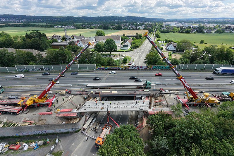 Working in tandem with an LTM 1230-5.1 from the Salgert Group, the new LTM 1400-6.1 precisely lifted the bridge sections into their intended positions.