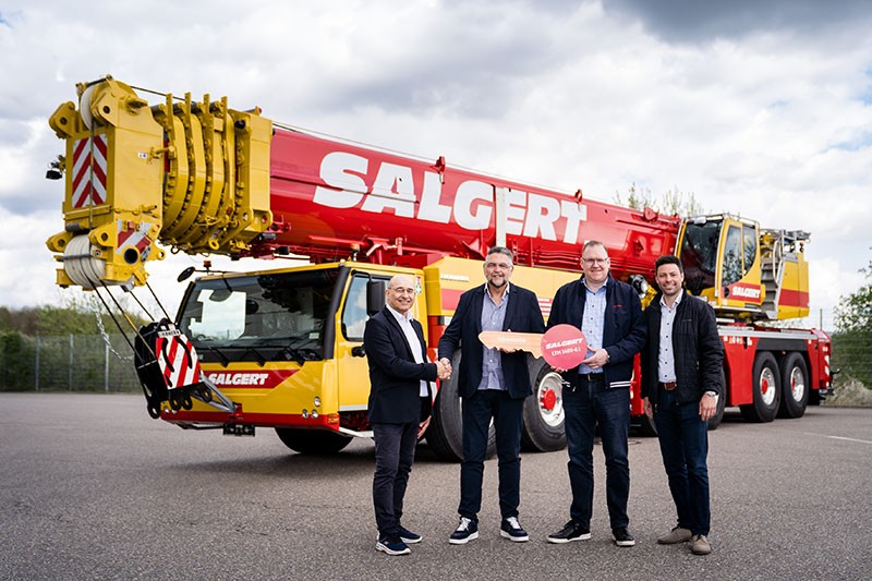 Handshake at the handover (from left to right): Erich Schneider (Liebherr-Werk Ehingen GmbH), Wolfgang Salgert, Andreas Esser (both from the Salgert Group), Alexander Schwald (Liebherr-Werk Ehingen GmbH)