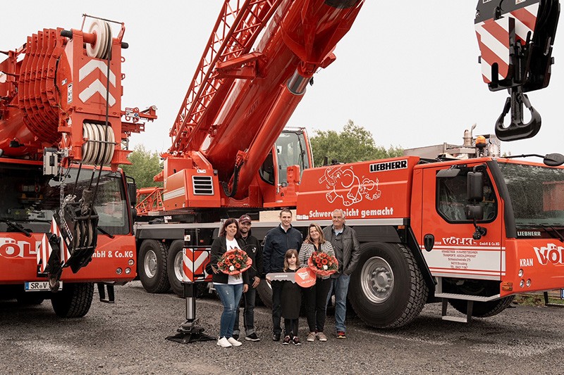 Crane handover in Straubing (from left to right): Sandra Völkl, Daniel Völkl Fischl, Florian Maier (Liebherr-Werk Ehingen GmbH), Leonie Völkl, Sonja Völkl, Rudolf Völkl.