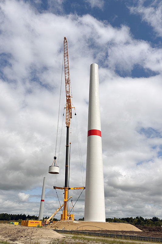 First deployment: The new LTM 1750-9.1 is erecting 20 wind towers in Papenburg, near the Dutch border. (Photo: Max Bögl Group)
