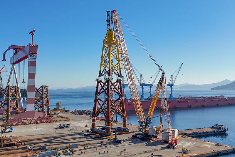 The LR 12500-1.0 is being used on an offshore wind farm construction site in South Korea for the assembly of jacket substructures.