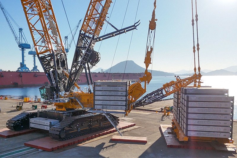 With a maximum lifting capacity of 2,500 tonnes and its wide HighPerformanceBoom, the LR 12500-1.0 is designed for demanding heavy-lift operations.