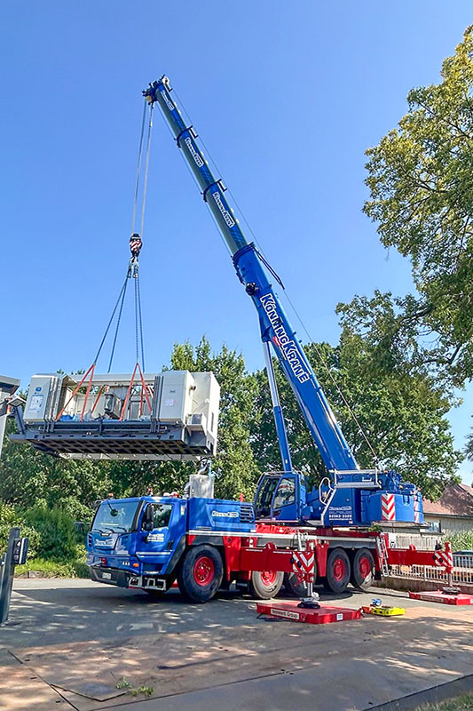 Immediately after handover, the LTM 1150-5.4 was already on its first job: loading a 37.5-tonne machine.