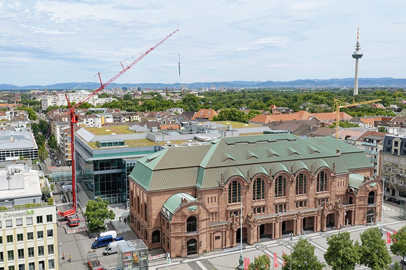 New for old: Directly behind the Rosengarten Congress Centre in Mannheim, SCHOLPP Kran & Transport GmbH is replacing a mobile telecoms mast using a Liebherr MK 140-5.1 mobile construction crane.