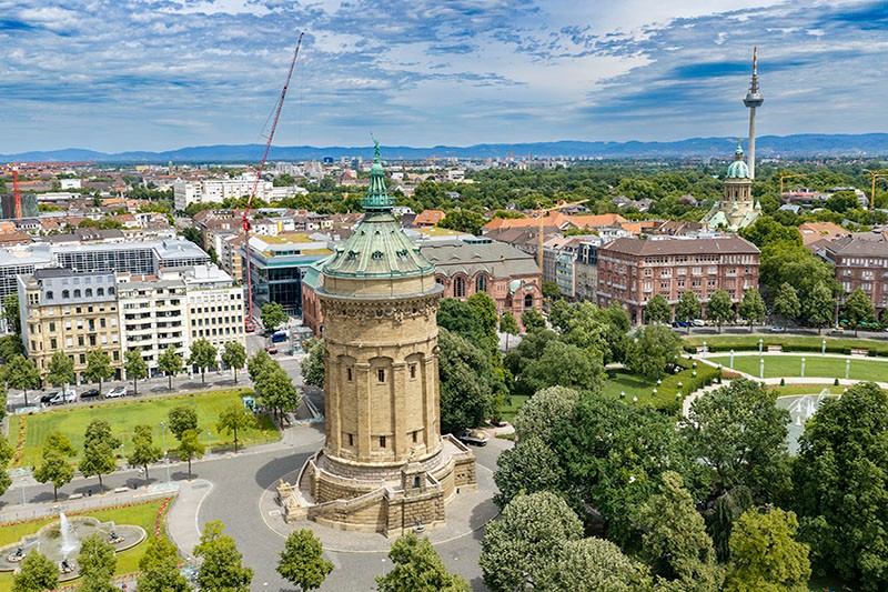 Impressive backdrop: The Rosengarten Congress Centre is situated on the north side of the Art Nouveau complex at Friedrichsplatz, opposite Mannheim’s landmark, the water tower.